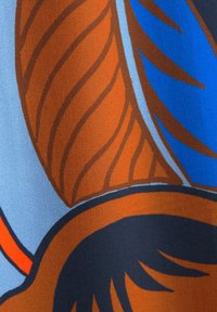 Seidenstoff mit einem Muster aus braunen und blauen Blättern auf hellblauem Hintergrund, mit glatter Textur und deutlichen Umrissen.