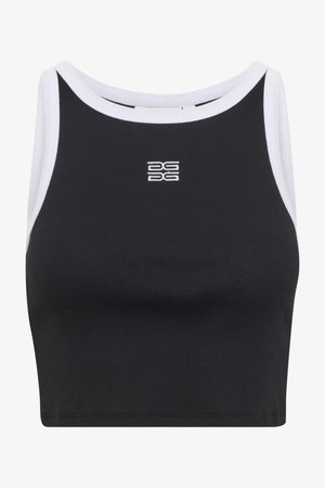 Mustat ribbed crop-topit valkoisella reunuksella kaula-aukossa ja kädentieissä. Etupuolella pieni valkoinen logo.
