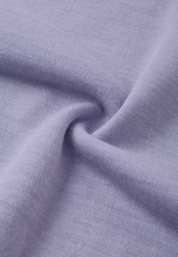 Jasnofioletowa tkanina układająca się w miękkie fałdy, charakteryzująca się gładką teksturą i drobnym wzorem dzianiny, odpowiednia do odzieży lub tapicerki.