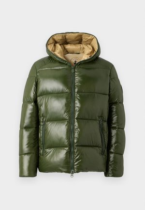 Veste doudoune verte avec une finition brillante, dotée d'une capuche, d'une fermeture éclair à l'avant, de deux poches zippées et d'une doublure intérieure beige.