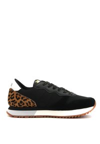 Sneaker nera con tomaia in suede e materiale sintetico, dettagli in stampa leopardo sul tallone e suola in gomma texturizzata marrone.