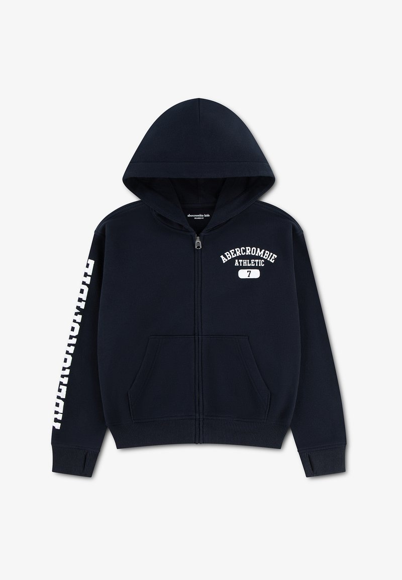 Sweat à capuche bleu marine zippé avec poches avant, texte blanc « Abercrombie Athletic 7 » sur la poitrine et texte « Abercrombie » sur la manche gauche.