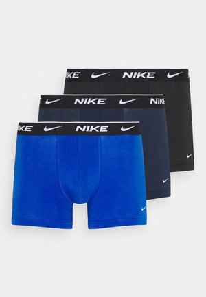 Tri parovi Nike bokserica: jedan plavi, jedan tamnoplavi i jedan crni. Svaki ima bijeli Nike logotip i elastičnu traku.