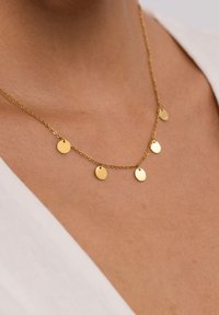 Goldkettchen mit mehreren kleinen runden Scheiben, polierte Oberfläche, gleichmäßig über die Kette verteilt, mit einem zarten und leichten Design.