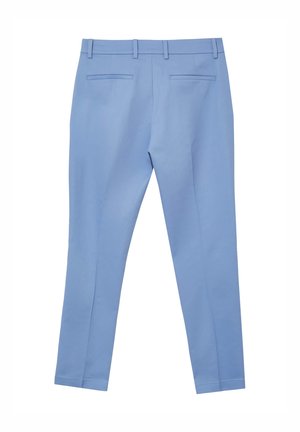 Hellblaue maßgeschneiderte Hose mit glatter Textur, ausgestattet mit Gürtelschlaufen, zwei Gesäßtaschen und einem schlanken Schnitt.