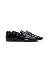 Mocasines de charol negro con punta afilada, suela plana y detalle decorativo en la correa. Presentan un pequeño emblema metálico en el costado.
