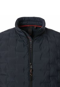 Marineblau gesteppte Pufferjacke mit hohem Kragen, durchgehendem Reißverschluss und rotem Innenfutter. Verfügt über eine glatte Oberfläche und gestepptes Musterdetail.