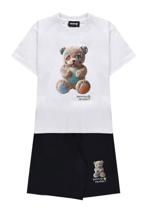 Hvid T-shirt og sorte shorts sæt med en bamse med knapøjne og blå og orange lapper, mærket "Barrow Friendly."