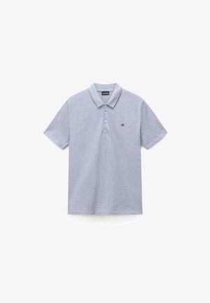 Polo de manga corta color gris claro con tres botones y un pequeño logo de bandera en el lado izquierdo del pecho.