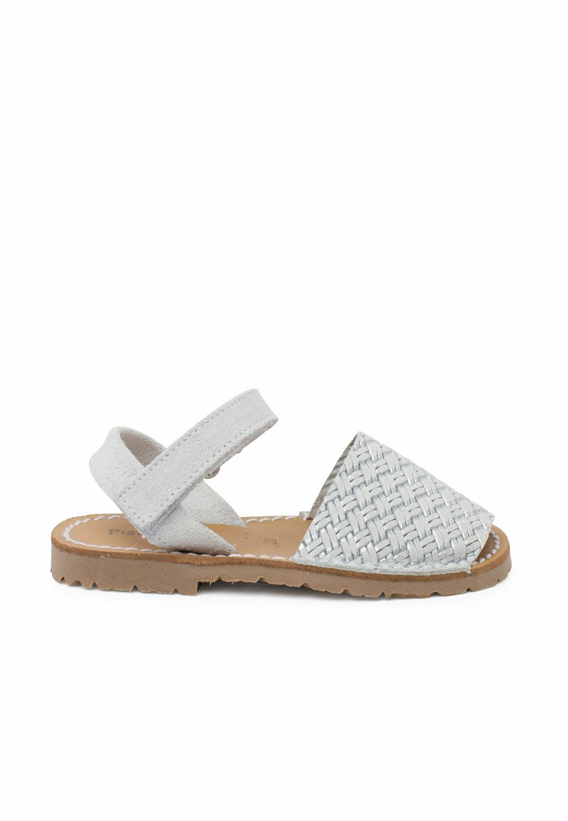 Geweven grijze sandalen met een zachte suède bovenkant, stevige enkelband en een bruine rubberen zool. Kenmerkt zich door een gestructureerd patroon op het teengebied.
