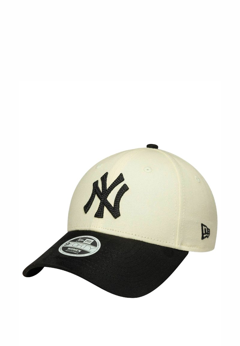 Cappello nero e crema con logo ricamato dei New York Yankees, una corona strutturata e una visiera curvata con una delicata texture.