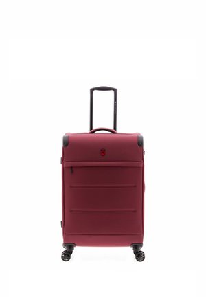 Rode zachte koffer op wieltjes met uitgeschoven telescopische handgreep, voorvak met ritssluiting en vier zwenkwieltjes op witte achtergrond.