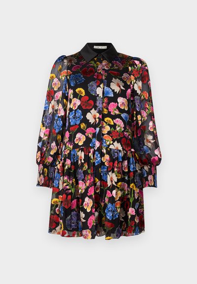 Sort blomsterkjole med lange pufærmer, der har en knap-til-ned krave og tiered ruffles. Stoffet har flerfarvede blomstermønstre.