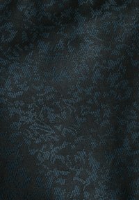 Textúrált szövet, amely sötétkék és fekete absztrakt mintával rendelkezik, finom mélység- és árnyalatváltozásokkal szőve.