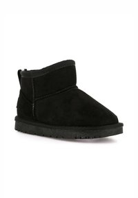 Stivale alla caviglia in suede nero con punta rotonda, tomaia testurizzata e suola piatta in gomma. Presenta un tallone rinforzato e un design aderente alla caviglia.