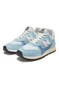Blaue Wildleder- und Mesh-Sneaker mit grauem N-Logo, weißen Schnürsenkeln und schwarzer Gummisohle. Verfügt über einen gepolsterten Knöchelkragen und klassisches Design.