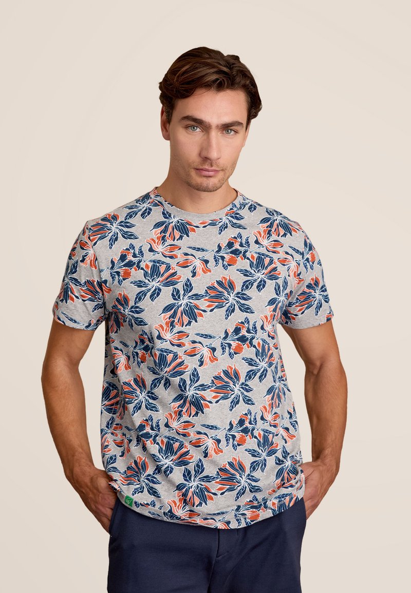 Korte mouwen grijze T-shirt met een bloemenpatroon in marineblauw en oranje, voorzien van een ronde hals en een zachte stofstructuur.