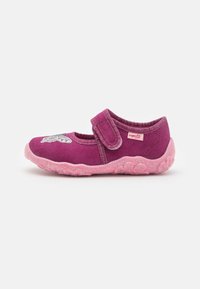 Rosa tyg Mary Jane-skor med en glittrande fjärilsdesign, velcrostängning och texturerad gummisula. Mjukt material och rundad tå.