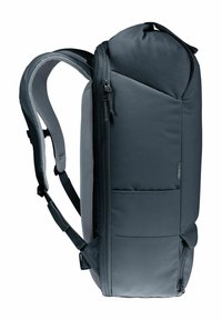 Sac à dos en tissu gris avec un design structuré, des bretelles rembourrées, une poignée supérieure et des poches zippées extérieures pour le stockage.