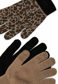 Due paia di guanti: uno con stampa leopardata ocra e marrone, e l'altro in nero e ocra solidi, dotati di materiale lavorato a maglia e polsi a coste.