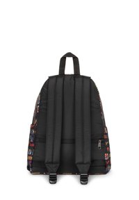 Mochila de tela negra con correas acolchadas, que presenta gráficos coloridos de cómics en los laterales, bolsillo con cremallera y asas reforzadas.