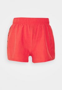 Pantalones cortos rojos con cinturilla elástica, con una textura suave y un ajuste holgado. Detalles laterales visibles en negro.