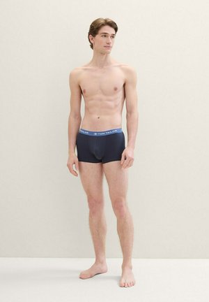 Dunkelblaue Boxershorts mit einem weichen Bund, der den Markennamen "TOM TAILOR" trägt. Hergestellt aus glattem Stoff, figurnahes Design und in mittellanger Länge bis zum Oberschenkel.