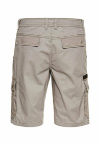 Lyse beige cargo shorts lavet af bomuld. Har dobbelte baglommer og sidelommer med knaplukninger samt et lige ben design.