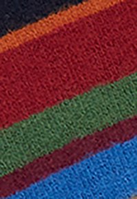 Tessuto lavorato a maglia multicolore con strisce orizzontali in rosso, verde, blu, arancione e colori scuri, con una superficie testurizzata.