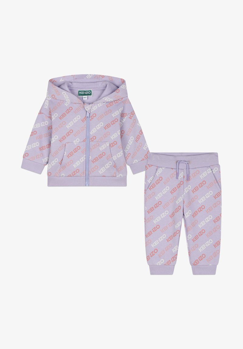Lila trainingspak met een rits hoodie en bijpassende broek, beide versierd met herhaaldelijk "KENZO" logo in rood en wit. Katoenmix stof.