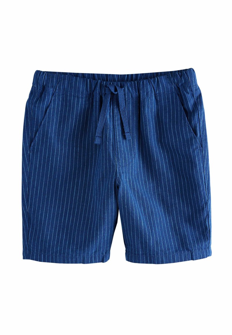 Shorts bleu marine à rayures blanches verticales, fabriqués en tissu léger, avec une taille élastique et un cordon de serrage, ainsi que deux poches latérales.