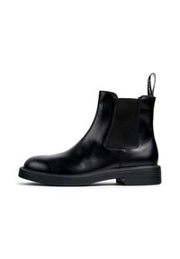 Bottine en cuir noir de style Chelsea avec un panneau latéral élastique, un talon bas et une languette, avec du texte blanc sur un fond blanc.
