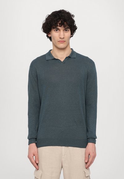 Pulover cu guler polo și mâneci lungi, de culoare teal închis, fabricat dintr-un material tricotat ușor. Are un guler clasic și manșete strâmte.