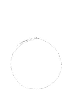 Zarte Silberkette mit kleinen, gleichmäßig verteilten weißen Perlen und einem Karabinerverschluss mit verstellbarem Verlängerungsanhänger.