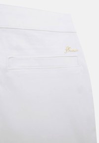 Guess Jeans a zampa - weiß