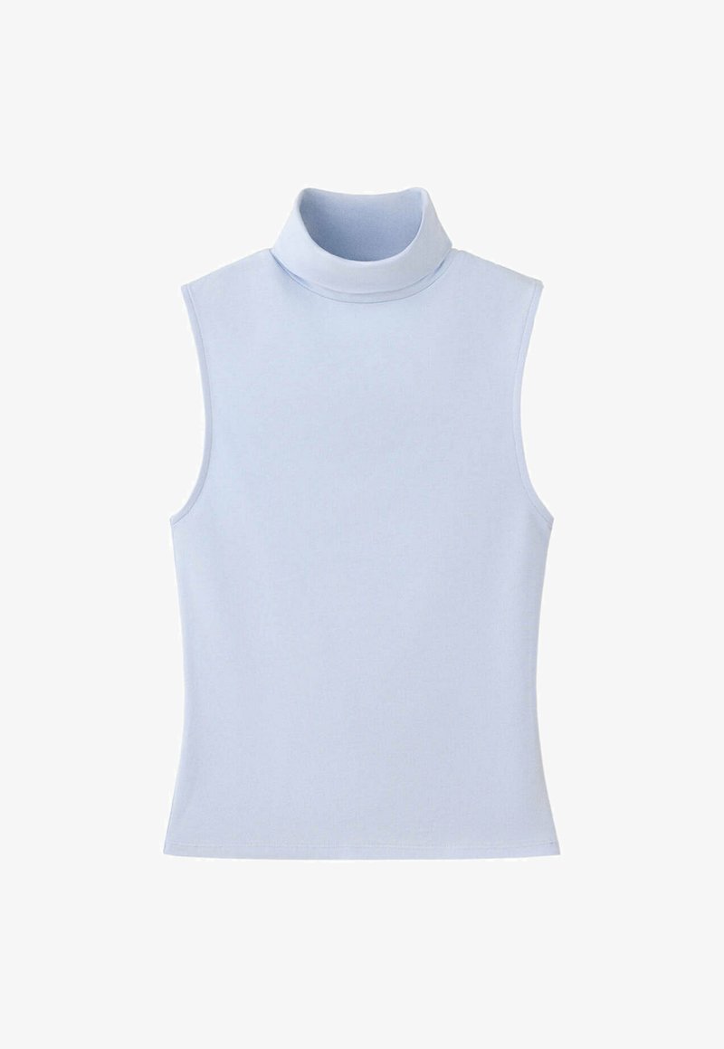 Haut sans manches bleu clair à col roulé avec un tissu ajusté, lisse et des bords nets sur fond blanc.