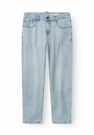 Svijetloplave traperice ravnih nogavica s prednjim i stražnjim džepovima, omčama za remen i zatvaračem s kopčom u struku.