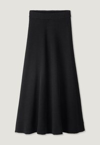 Falda midi negra de canalé con una amplia cinturilla elástica y una silueta acampanada. La textura es suave, con un ligero estiramiento para mayor comodidad.