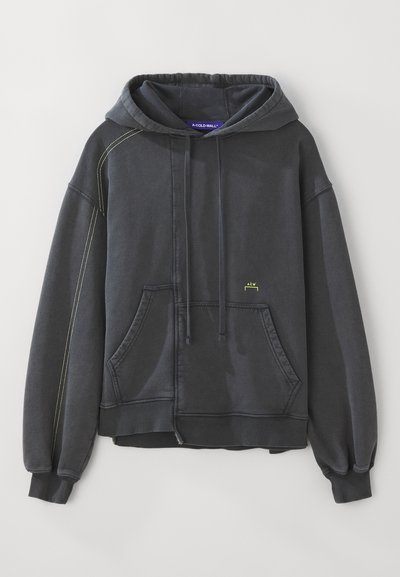 Hoodie cinza escuro feito de uma mistura de algodão, com bolso frontal, cordões, punhos ribados e detalhes de costura amarela em contraste.