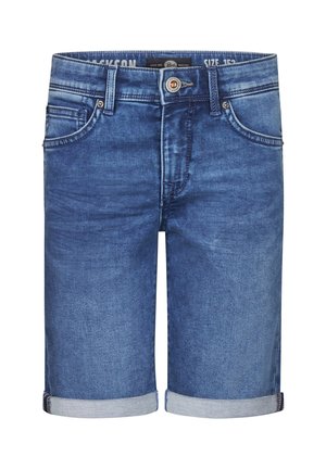 Dreng iført en mørkeblå skjorte med blomsterprint, op-rullede denimshorts, hvide sokker med blå striber og hvide sneakers, stående mod en hvid baggrund.
