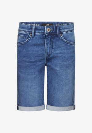 Dreng iført en mørkeblå skjorte med blomsterprint, op-rullede denimshorts, hvide sokker med blå striber og hvide sneakers, stående mod en hvid baggrund.