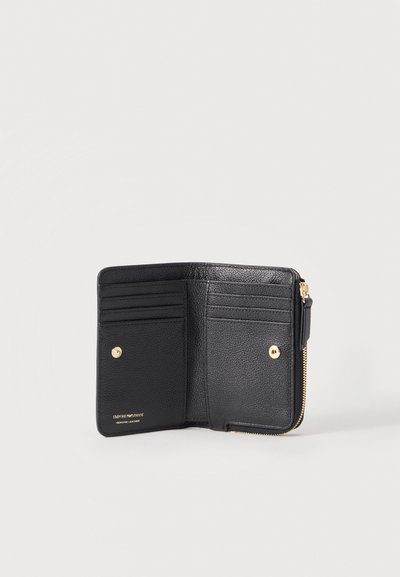 Μαύρο δίπτυχο πορτοφόλι από αυθεντικό δέρμα με πολλαπλές θήκες για κάρτες, κλείσιμο με κουμπιά και χρυσό φερμουάρ στη δεξιά πλευρά.