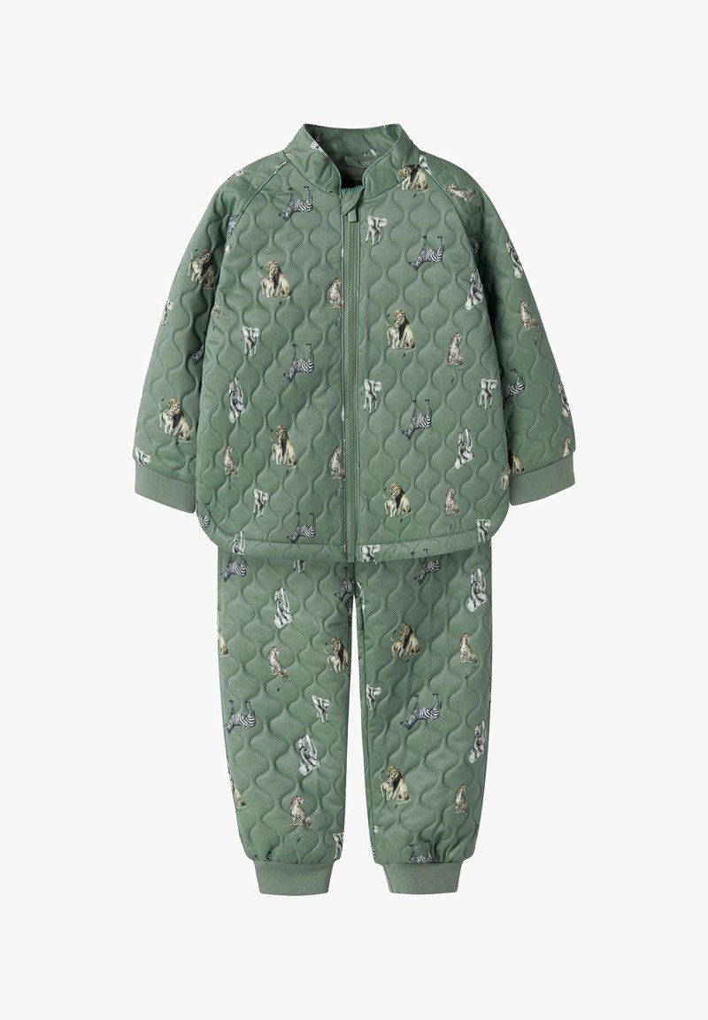 Ensemble veste matelassée verte pour enfants et pantalon avec fermeture éclair et animaux de safari imprimés, incluant lions, zèbres, éléphants et guépards.