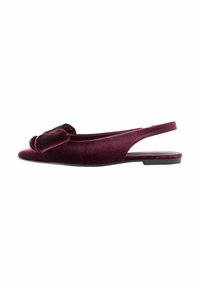 Bordowe zamszowe buty slingback z wydłużonym noskiem i dużą ozdobną kokardą z przodu. Płaska sole i minimalny obcas.