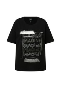 Camiseta de manga corta negra con el texto "IMAGINE" en blanco y plata, con un acento gráfico, y un lema debajo en blanco. Cuello redondo.