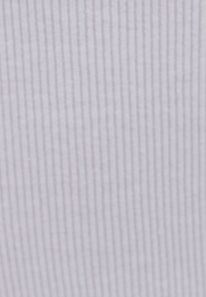 Tela de color púrpura claro con finas rayas verticales. La textura es suave y lisa, adecuada para aplicaciones de ropa o tapicería.
