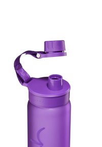 Lila isolierte Wasserflasche mit matter Oberfläche, ausgestattet mit einem abnehmbaren Deckel und einem Silikonriemen. Enthält eine schmale Öffnung zum Trinken.