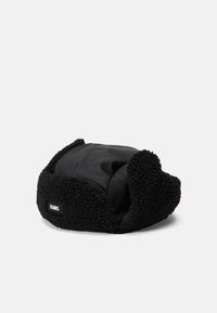 Chapéu de pelo sintético preto com uma parte superior de nylon preto liso, apresentando abas para as orelhas e um pequeno rótulo da marca na frente.
