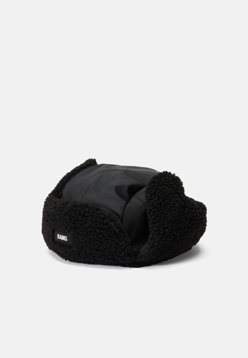 Chapéu de pelo sintético preto com uma parte superior de nylon preto liso, apresentando abas para as orelhas e um pequeno rótulo da marca na frente.