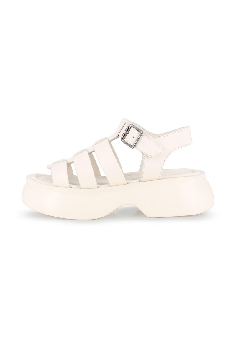 Sandalias de cuero blanco con una suela de plataforma gruesa, que presentan múltiples correas delgadas y un buckle lateral para ajuste. Textura suave.